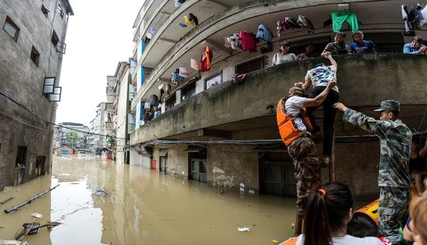 Rescatistas trabajan en la prvincia de Guangxi (Reuters)