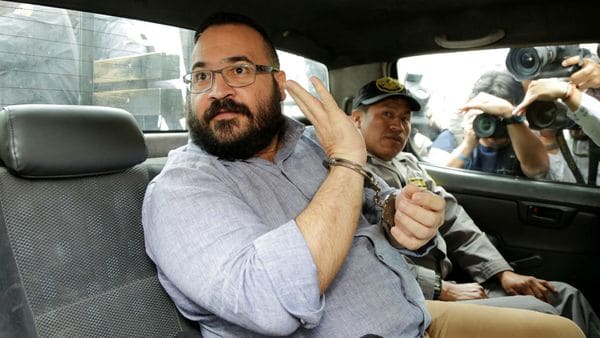 El ex gobernador de Veracruz, Javier Duarte de Ochoa, al dejar la corte tras la audiencia por su extradición (Reuters)