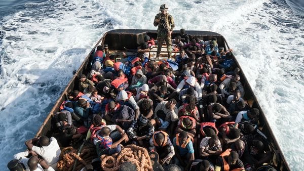 Migrantes tras ser rescatados de un naufragio en el Mediterráneo (AFP)
