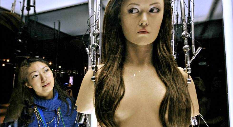 Una mujer observa a un robot