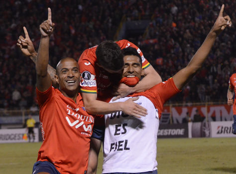 Álvarez (der.) celebra su gol acompañado por el brasileño Serginho