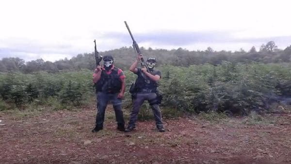 Los integrantes del grupo suelen subir fotos a las redes sociales mostrando sus armas. Foto: YouTube