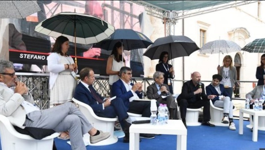 La imagen de la polémica en Italia: los políticos discuten y ellas sostienen los paraguas