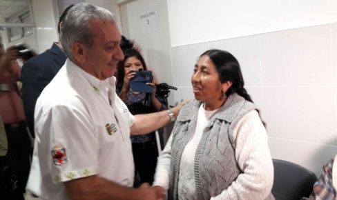 Óscar Urenda. secretario de Salud de la Gobernación, le dio la bienvenida a la paciente. Foto: Juan Delgadillo