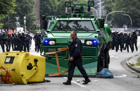 Un vehículo armado de la policía despeja una barricada durante una protesta contra la celebración de la cumbre del G20 frente a la estación de Schlump en Hamburgo. Foto: EFE