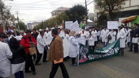 Médicos bloquean la avenida Saavedra en la zona de Miraflores.