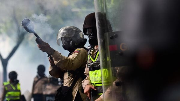 La Guardia Nacional Bolivariana (GNB) reprime brutalmente a la población civil
