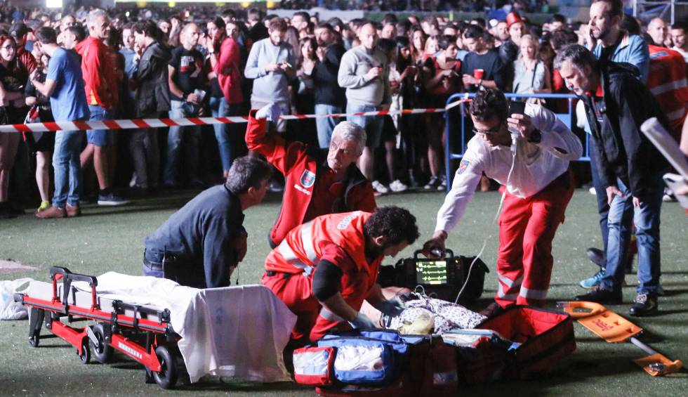 Los servicios de urgencia atienden al acróbata herido en el festival Mad Cool este viernes. 