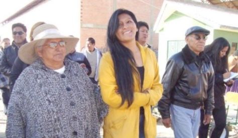 La alcaldesa de El Alto, Soledad Chapetón, junto con sus padres. El difunto Luis Chapetón a la derecha.