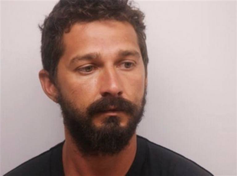 En esta fotografía del sábado 8 de julio de 2017 proporcionada por la policía del condado de Chatham, se muestra al actor Shia LaBEouf, quien fue arrestado por la policía de Savannah por embriagarse en público, alterar el orden público y obstrucción de la justicia. Más tarde fue puesto en libertad luego de pagar una fianza de 7.000 dólares. En esta fotografía del sábado 8 de julio de 2017 proporcionada por la policía del condado de Chatham, se muestra al actor Shia LaBEouf, quien fue arrestado por la policía de Savannah por embriagarse en público, alterar el orden público y obstrucción de la justicia. Más tarde fue puesto en libertad luego de pagar una fianza de 7.000 dólares.
