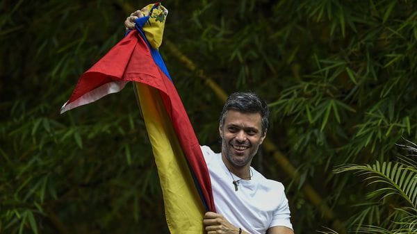 Leopoldo López en su casa en Caracas este sábado (AFP)