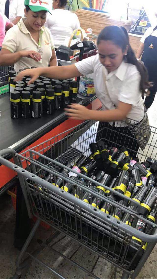 Compró 235 desodorantes al precio de uno porque el cartel de venta estaba mal escrito