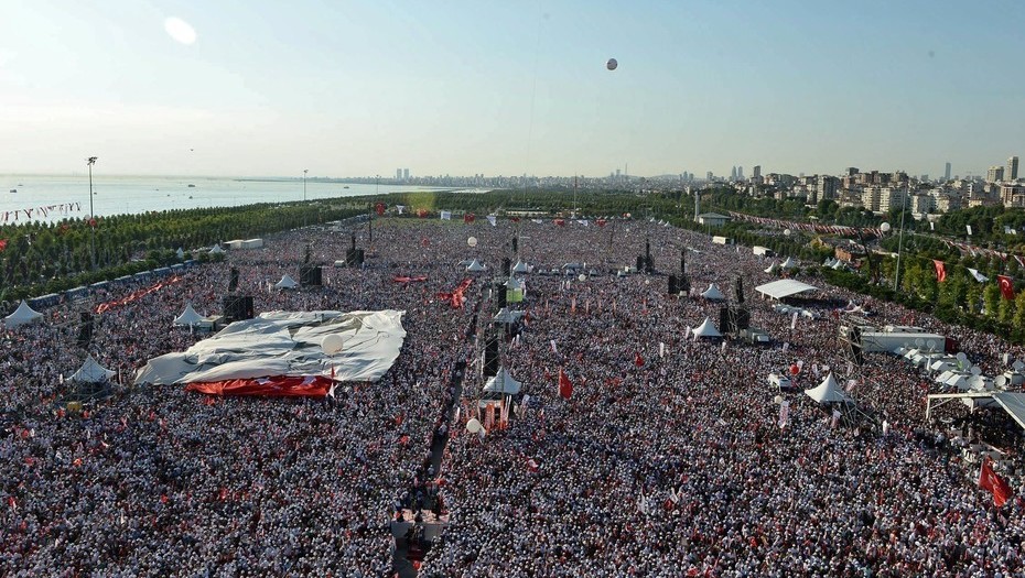 Masiva protesta opositora al gobierno turco en Estambul Masiva protesta opositora al gobierno turco en Estambul