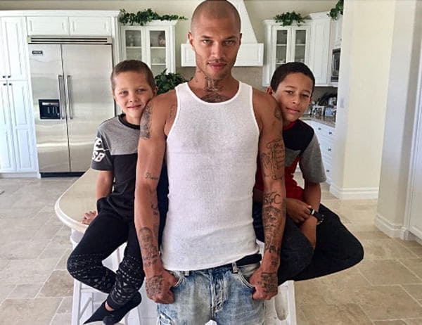 Jeremy Meeks junto a sus dos hijos