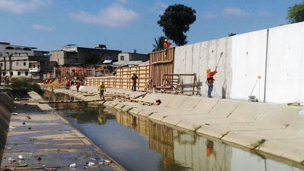 La construcción del muro avanza paralela al canal internacional de Zarumilla (Diario Regional de Tumbes)