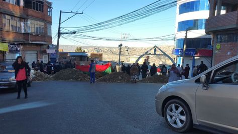 Vecinos bloquean en la zona de Pampahasi este martes 11 de julio de 2017. Foto: Ángel Guarachi