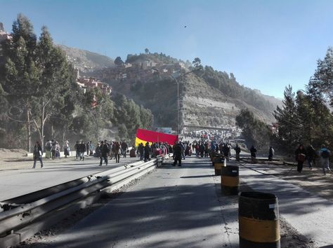 Vecinos de Pura Pura bloquean la Autopista La Paz - El Alto a la altura del Bosquecillo.