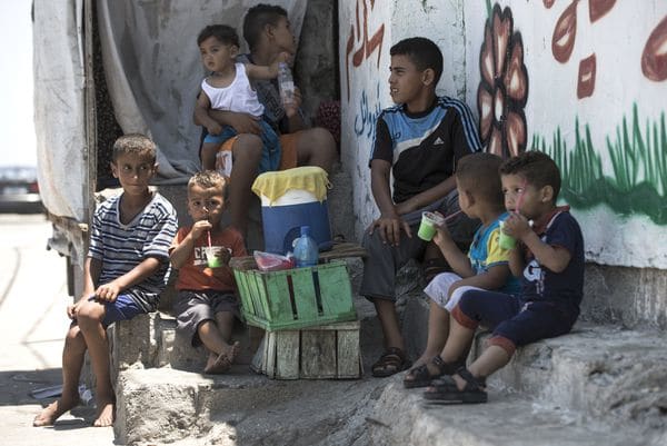 Niños palestinos durante una ola de calor (AFP)