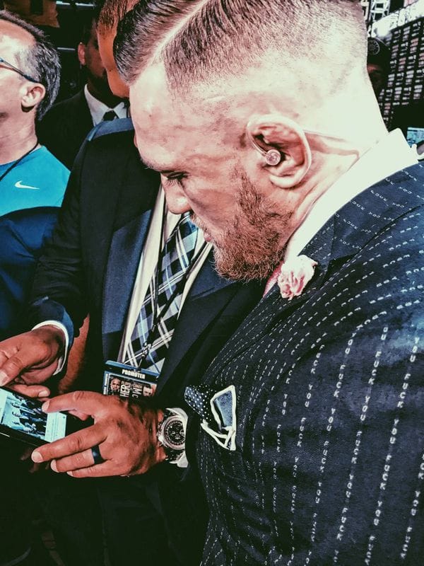 “Fuck you”, la frase en el saco que utilizó McGregor en la presentación de la pelea