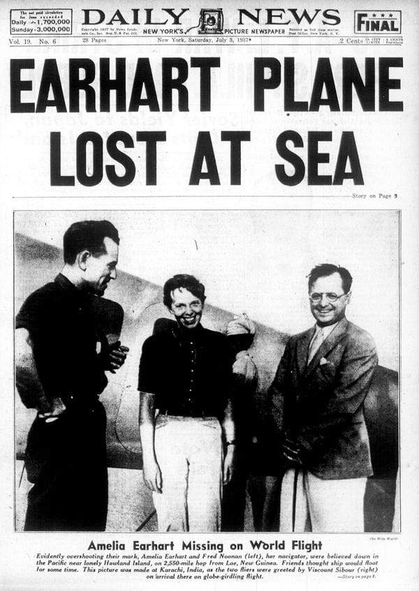 Amelia Earhart y a su derecha su acompañante Noonan en la tapa de un diario de la época
