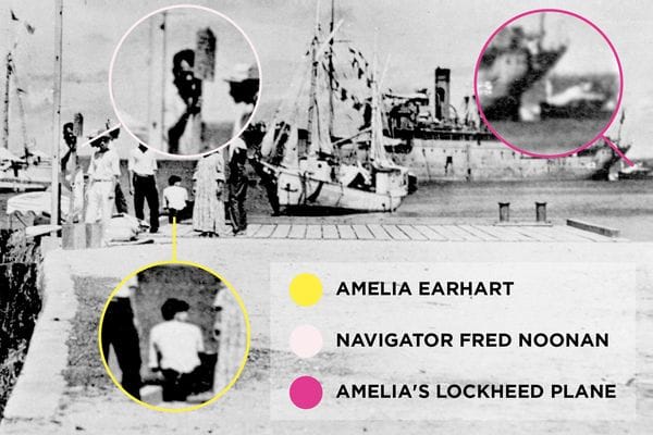 Amelia Earhart en círculo amarillo, Fred Noonan en círculo rosado y los restos de la aeronave en círculo rojo remolcado por un buque japonés