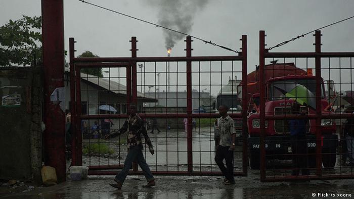 Tore der Ölraffinerie in Port Harcourt (Flickr/sixoone)