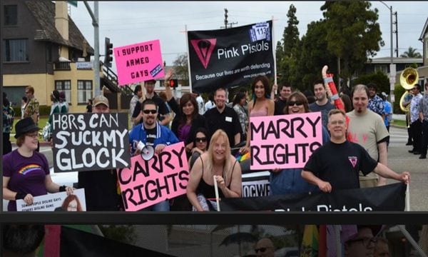 “Apoyo a los gays armados”: Pink Pistols en manifestaciones. (pinkpistols.org)