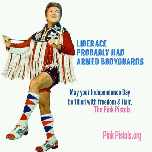 “Liberace probablemente tenía guardaespaldas armados. Que tu Día de la Independencia tenga libertad y estilo”, una promoción de Pink Pistols para el 4 de julio. (pinkpistols.org)