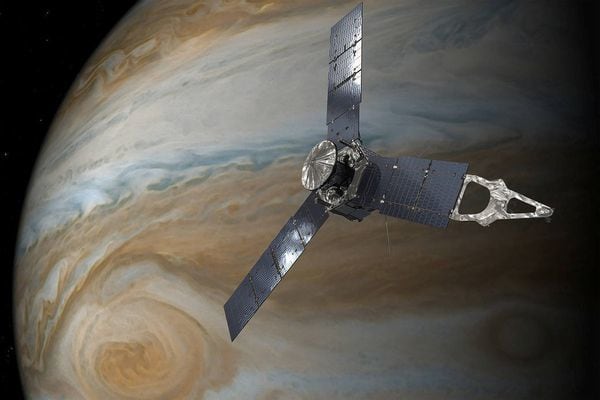 La sonda Juno sobre la Gran Mancha Roja en una ilustración de la NASA (NASA/JPL-Caltech)