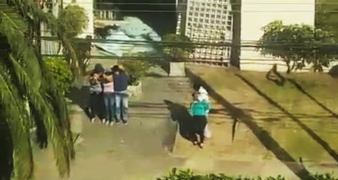 La mujer y las tres personas que fueron usadas como escudo humano.