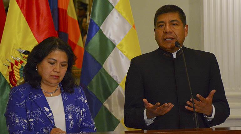 El canciller de Bolivia, Fernando Huanacuni, ayer en conferencia de prensa. | APG