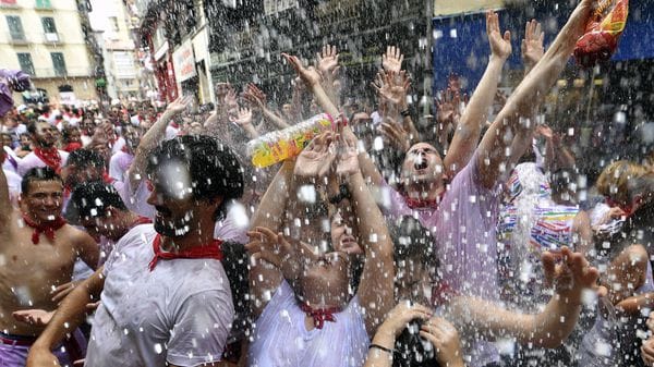 Un grupo de personas festeja durante la inauguración de las Fiestas de San Fermín 2017. (EFE)