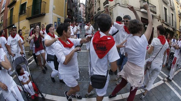 Ambiente por las calles pamplonicas en la cuarta jornada de las fiestas de San Fermín (EFE)