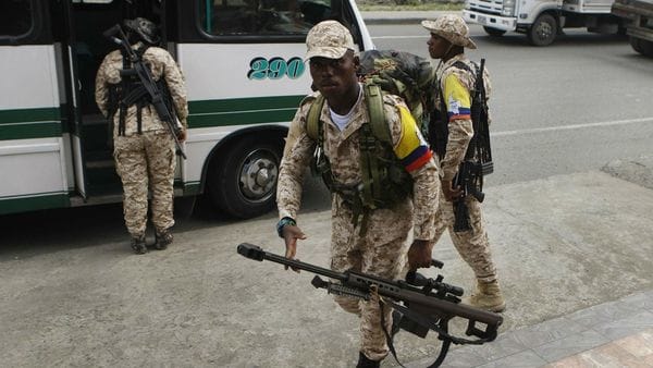 Guerrilleros del Frente 30 “Rafael Aguilera” de las FARC, durante la entrega de armas (EFE)
