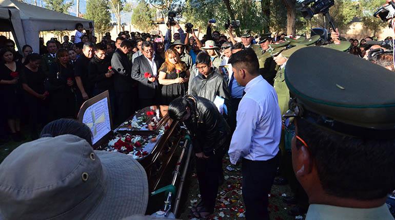 El entierro del policía Carlos Gutiérrez, ayer. | Mauricio Rocabado