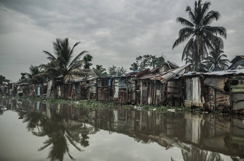 República Dominicana es uno de los diez países más pobres de América Latina, casi un 40% de su población vive en situación precaria. Unas 300.000 personas se alojan en viviendas poco dignas a lo largo de las orillas del río Ozama, que desemboca en el mar, tal como se ve en la imagen, en Santo Domingo, la capital.