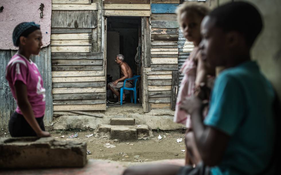 Un grupo de niños en los suburbios de la zona ribereña del barrio Simón Bolivar en Santo Domingo.