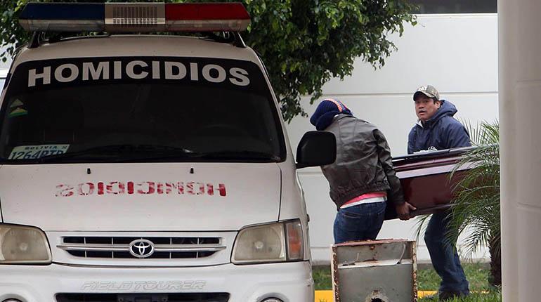 El cuerpo de uno de los atracadores es retirado por familiares. | EL DEBER