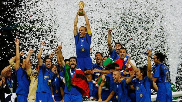 Fabio Cannavaro, junto con sus compañeros de la Selección de Italia, celebra la Copa del Mundo obtenida frente a Francia en el Mundial de Alemania 2006 (Getty Images)