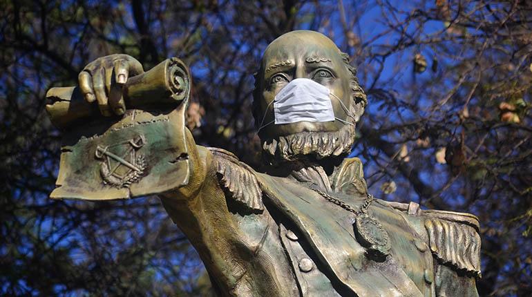 El busto del expresidente Ballivián, ubicado en el paseo de El Prado, con una mascarilla, ayer. | Carlos López