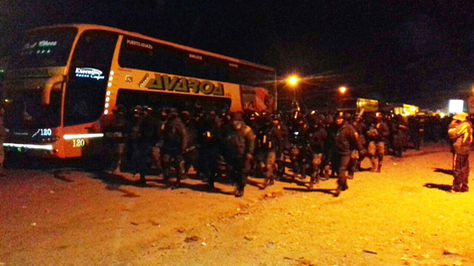 El contingente policial junto a bus interdepartamental varado en Colomi