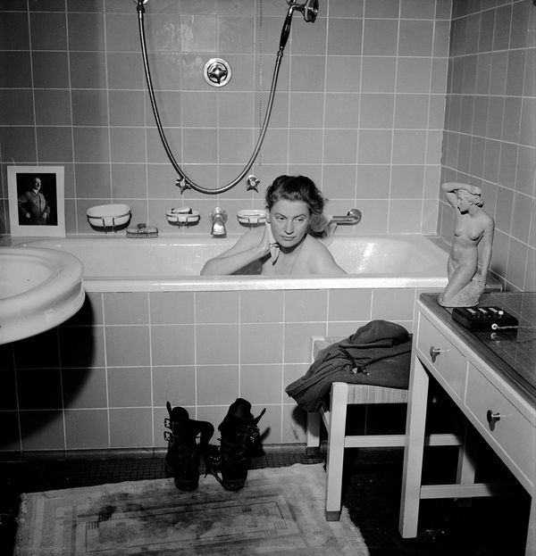 La foto de Lee Miller en la bañera del departamento de Adolf Hitler en Munich.