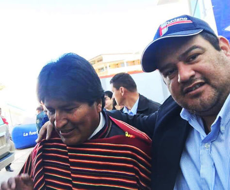 Gutiérrez abraza al presidente Evo Morales en un acto público.