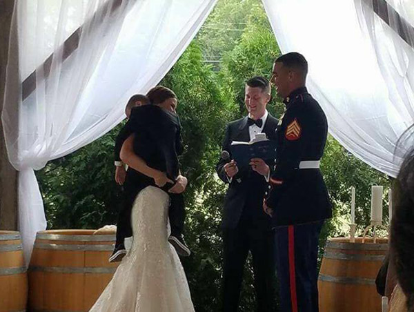 El niño se emociona hasta las lágrimas (Emily Newville/Facebook).