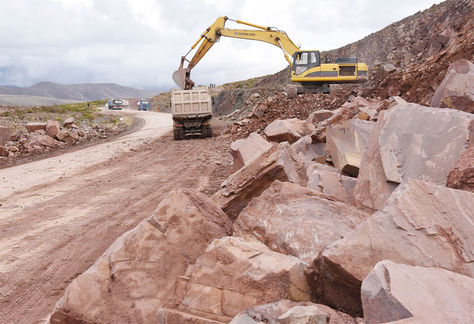 Vista general de los trabajos de construcción en la carretera Oruro - Cochabamba. 