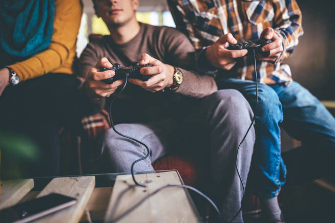 Cuando estás de partidas con tus amigos se te puede ir el santo al cielo. (iStock)