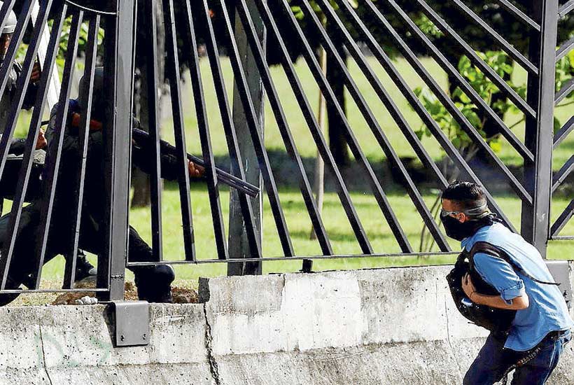 El momento en que un Guardia Nacional dispara a quemarropa a David Vallenilla, el 22 de junio. Foto: Reuters