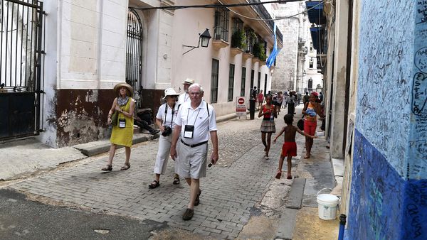 Estadounidenses recorren las calles de Cuba (AP)