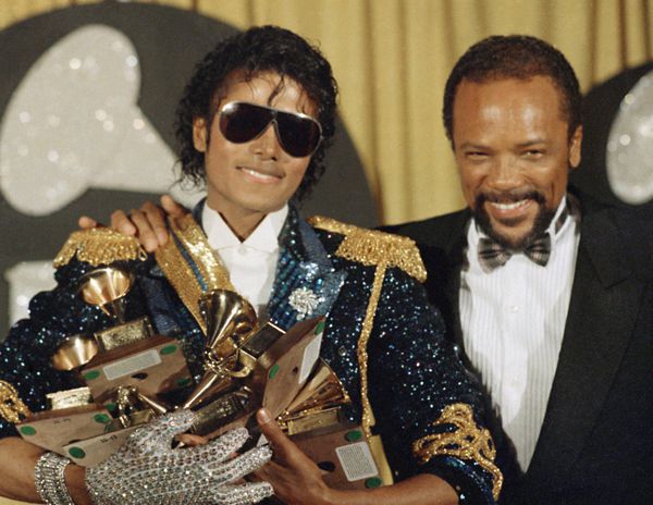 Quincy Jones y Michael Jackson en la ceremonia de los Grammys en 1984, donde el Rey del Pop ganó ocho premios. (AP Photo/Doug Pizac, File)