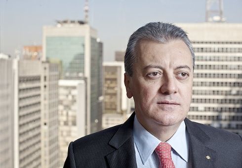También fueron detenidos su representante y otra persona por ser presuntos intermediarios en los sobornos.